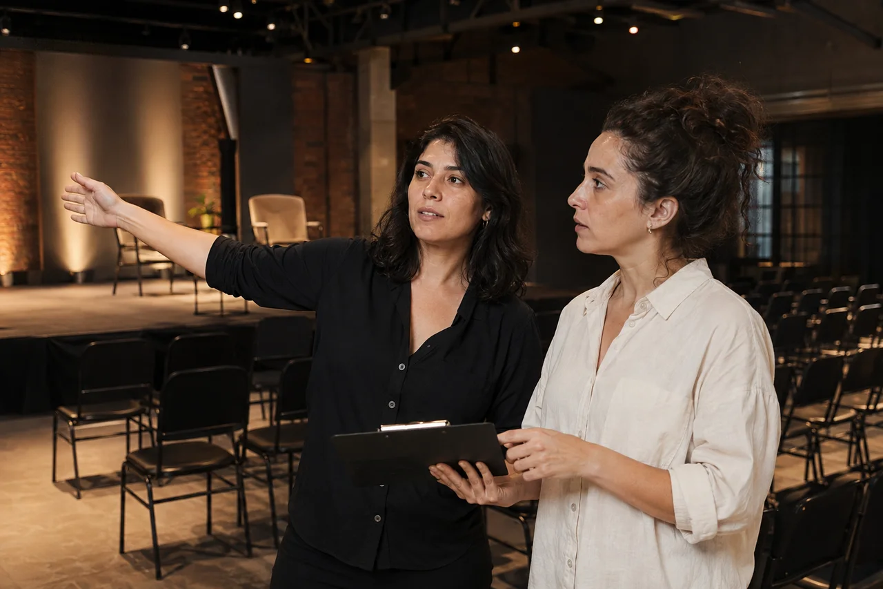 Equipe organizando os detalhes de uma campanha em um espaço de eventos